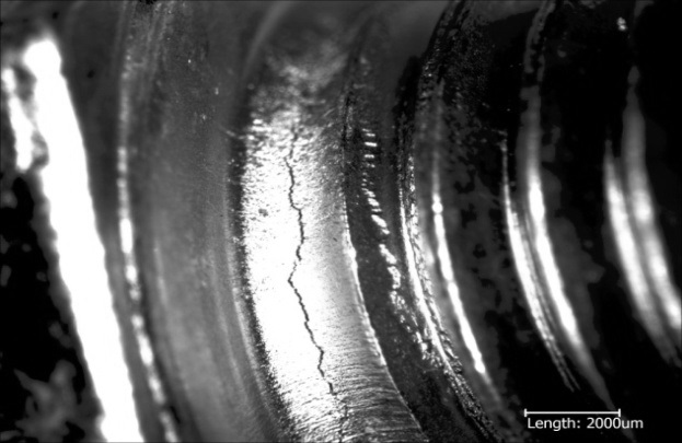 螺栓R處表面的淬火裂紋形貌 螺栓R處表面的淬火裂紋形貌